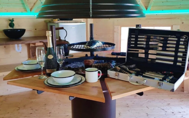 Swan Lodge With Hot Tub, Sauna and Treatments