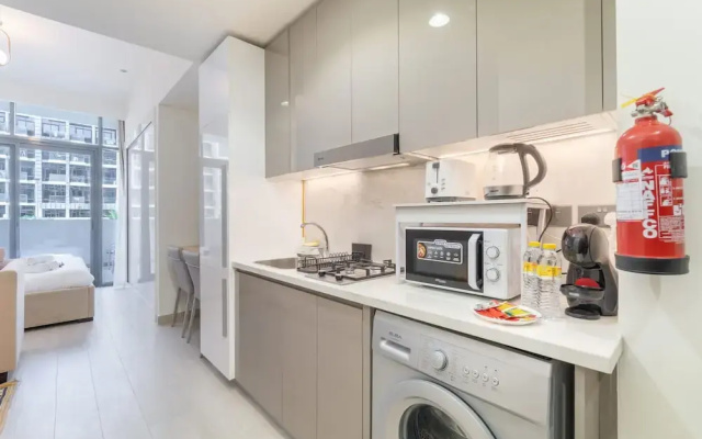 Stylish Studio Retreat in Riviera 33 Near Downtown
