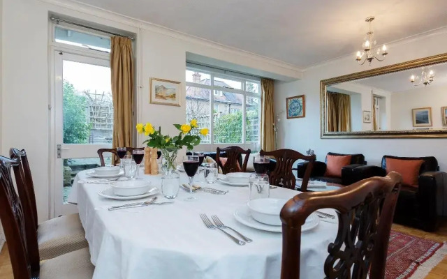Veeve  Charming 3 Bedroom House Solna Avenue Putney