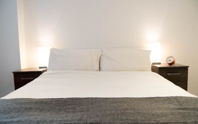 Stunning 2 Bedroom Apartment on the River Thames