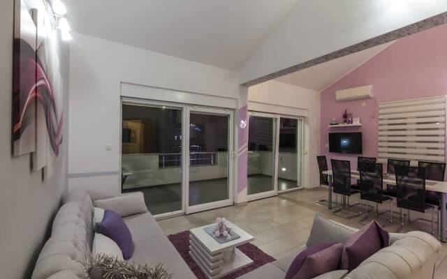 Restful Villa in Brodarica With Sauna