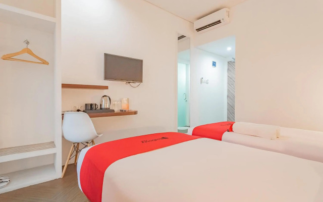 RedDoorz Premium @ Hotel Hebat