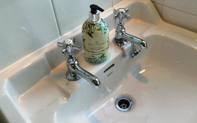 Aberlaw Guest House