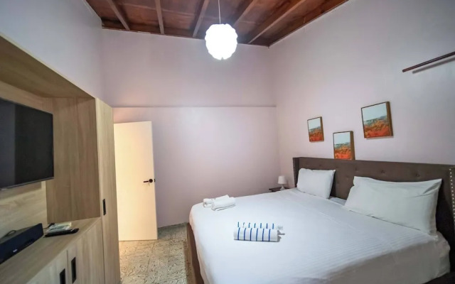 Colonial 2BR Apartment 2mins Walk to Beach!