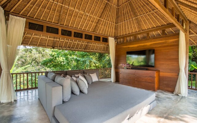 Luxury Jungle Villa, 3 BR, Ubud With Staff