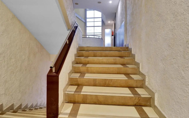 OYO Townhouse 80108 Aec Residency