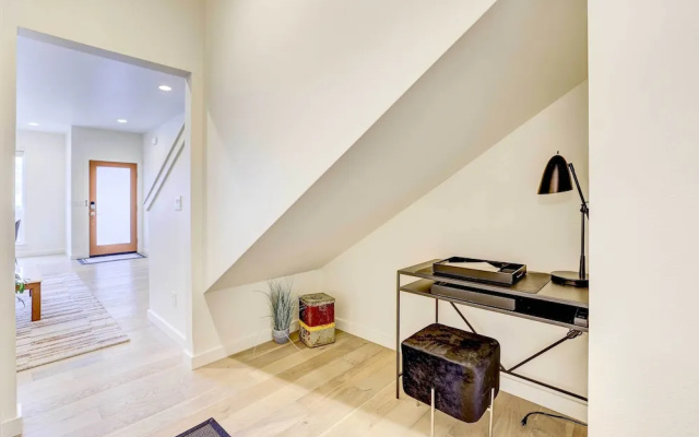 Beautiful Townhome - Steps to Downtown Boise!