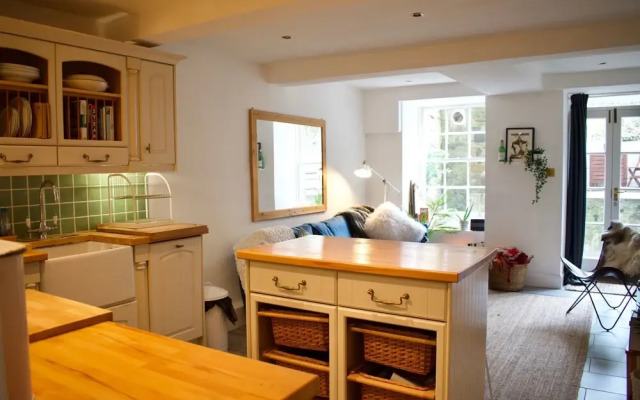 Central, Garden Flat, Sleeps 4, Perfect Location
