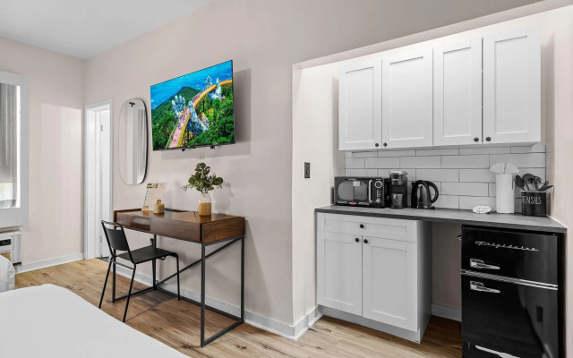 Greenview Hotel by Lowkl