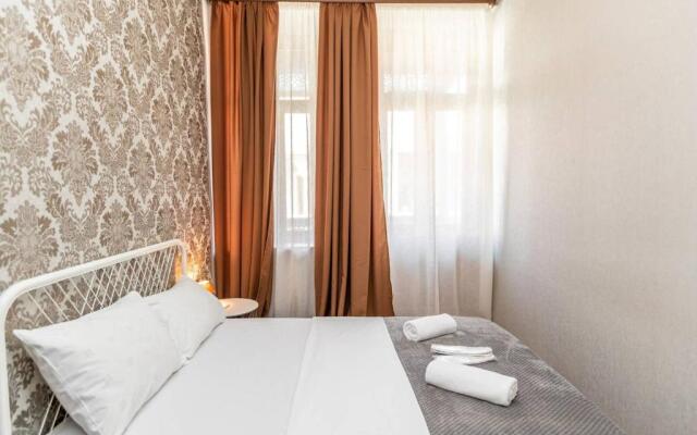 Cozy 2BR apt w Balcony on Aghmashenebeli ave