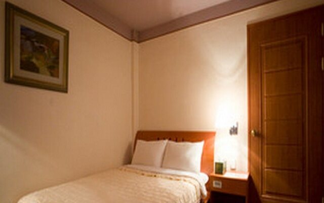 Goodstay Dove Hotel