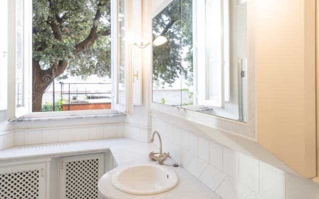 lolART  luxury at Spanish Steps