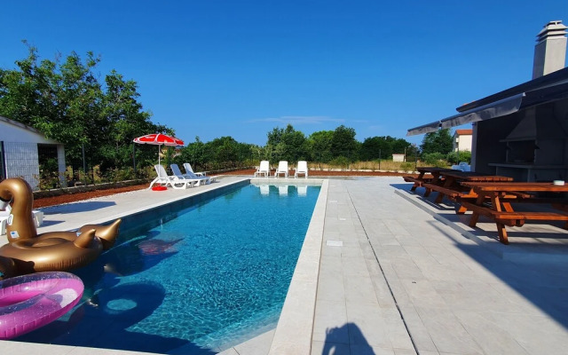 Family Apartment House Lucija With Pool