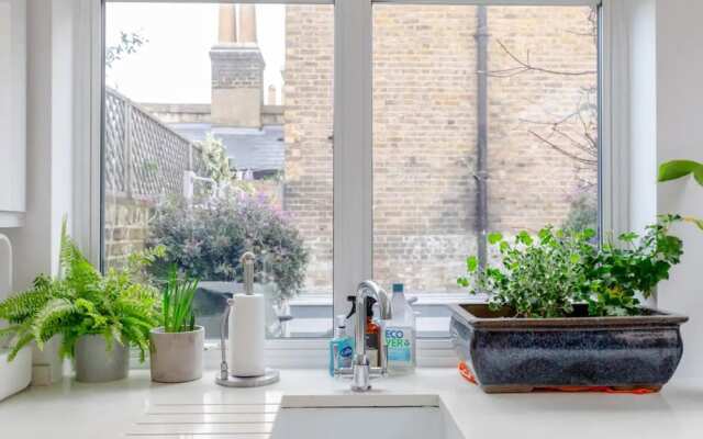 Beautifully Designed 2BD House - by Queen's Park!