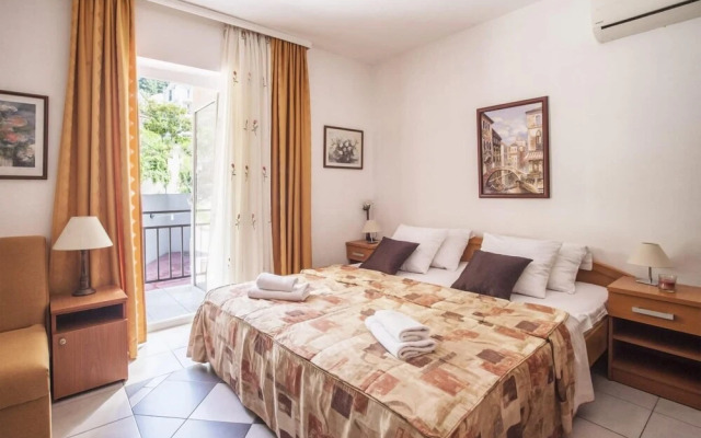 Sleek Studio Flat With Balcony Near Beach in Tivat