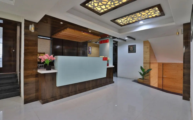 OYO 27897 Hotel The Grand Bansi
