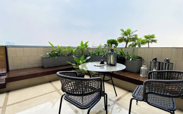 Elegant 2BR Loft Garden Villa at Collins Boulevard Apartment