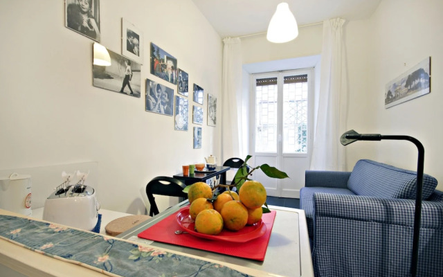 Cozy & Lively Vatican Apartment