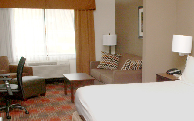 Holiday Inn Express & Suites Cumberland - La Vale by IHG