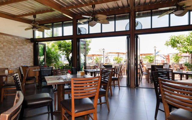 The StandardX Bangkok Phra Arthit