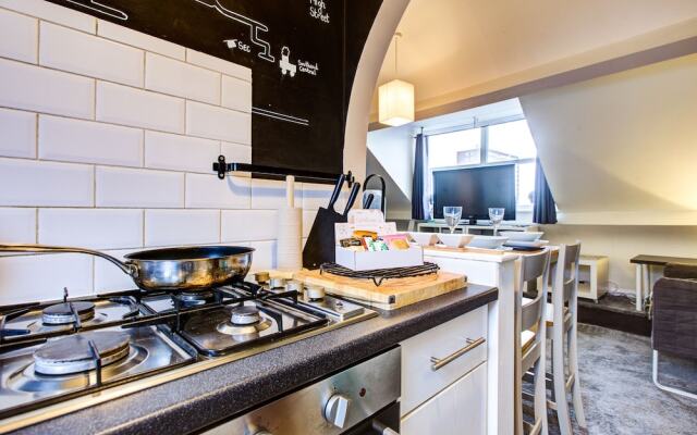 Entire Artistic Open-plan Top Floor Apartment