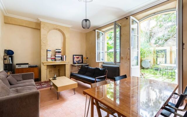 Retro apartment with garden by GuestReady