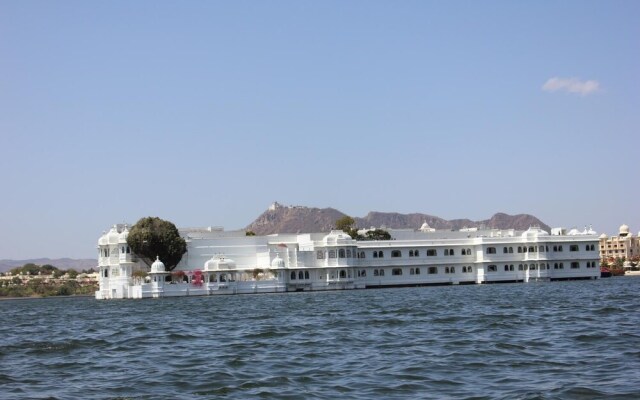Hotel Raj Niwas