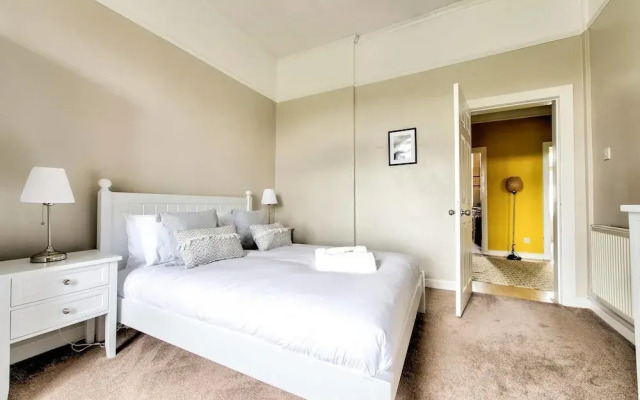 Light 2-bed West End Apt Overlooking Kelvingrove Museum