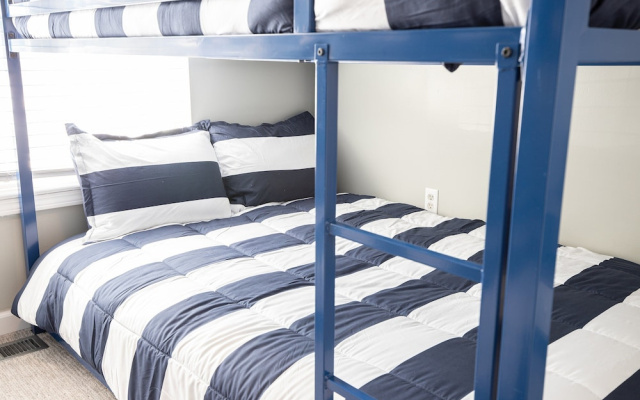 Sleeps 30! Decks, Docks & Lake Life!