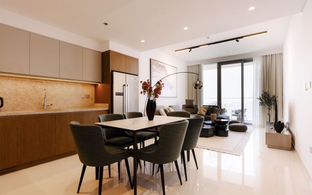 Beachfront 2BD apartment with Palm View