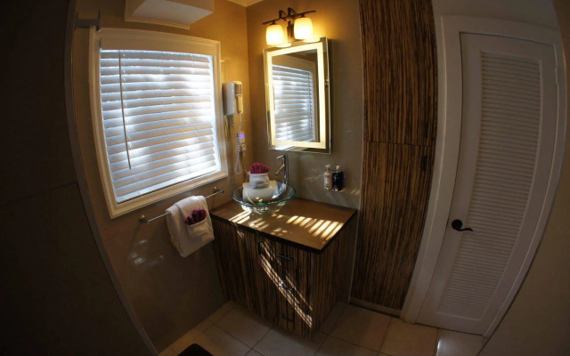 Seascape Tropical Inn - Adult Exclusive
