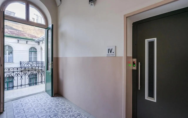 BpR R20 Studio Home with A/C