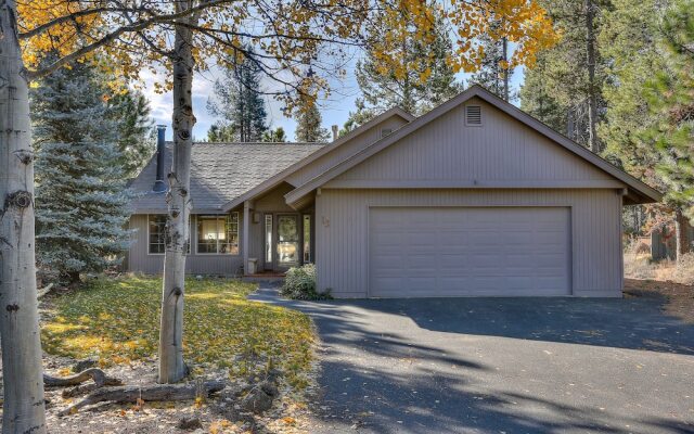 Pet-Friendly 13 Ollalie Home features Double Car Garage by RedAwning