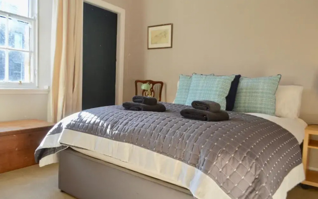 1 Bedroom Flat Near Princes St Sleeps 4