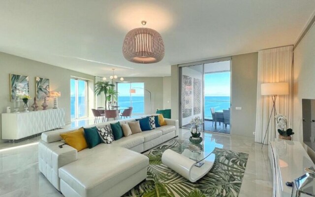 Lux Apartment first row
