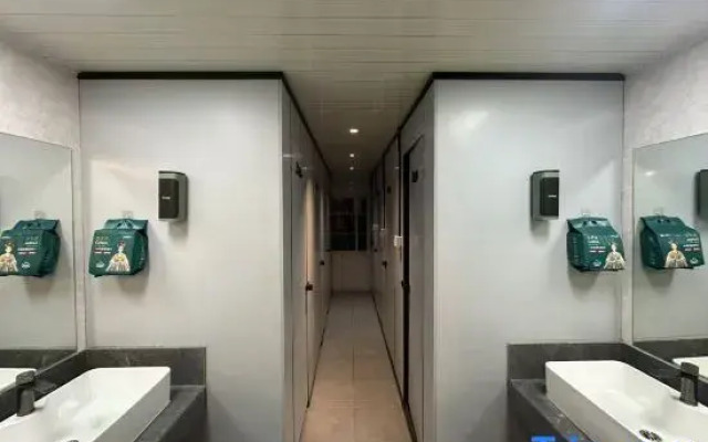 Unrestrained Youth Hostel