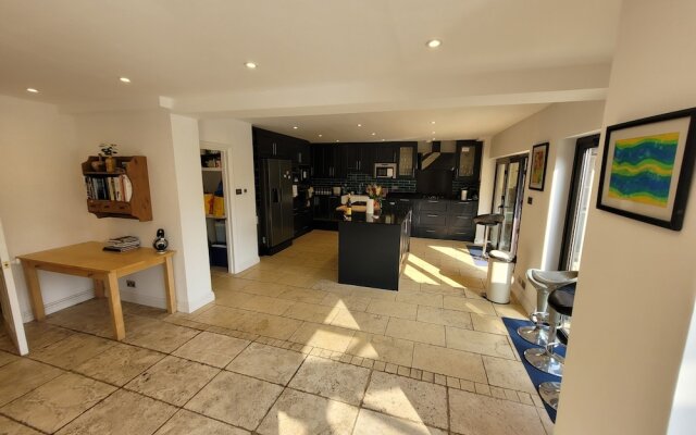 Remarkable 8 Bed Family House Sleeping 16 w/ Pool