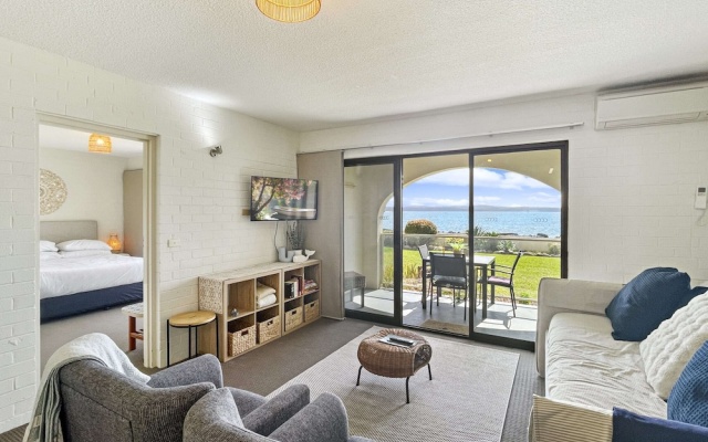 Beachside Apartment Overlooking Casey's Beach – Guest Rooms – Batehaven