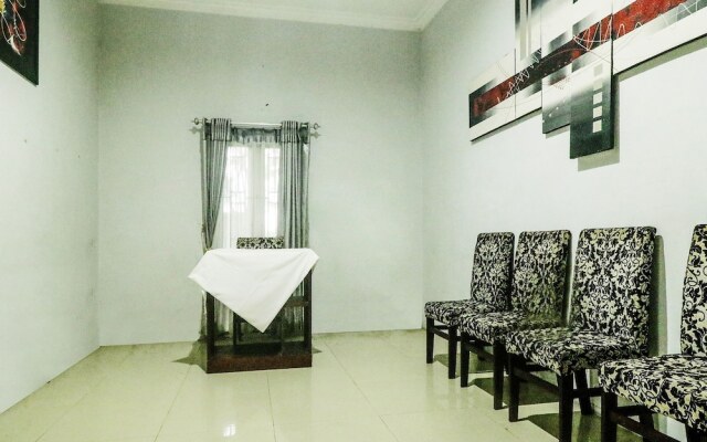 OYO 90490 Hotel Nyi Rindang