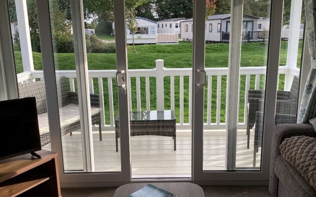 Immaculate 8-bed Cabin in Tattershall Lake
