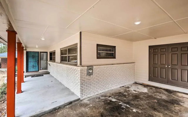 Atlanta Retreat w/ Deck in Greenbriar Area!