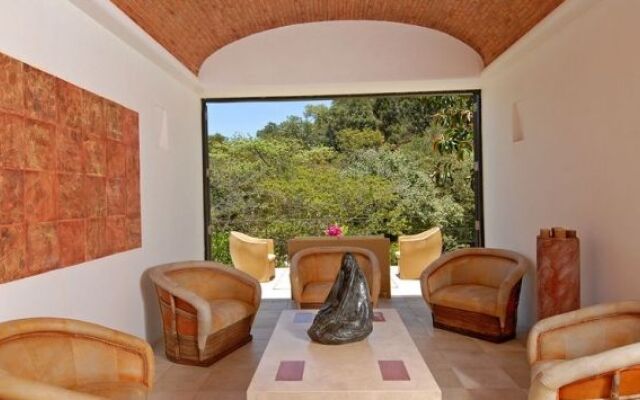 Villa Azalea Inn & Organic Farm