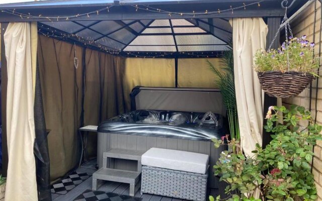 Secret Gem Luxury Hot Tub 1 Bed Garden Flat