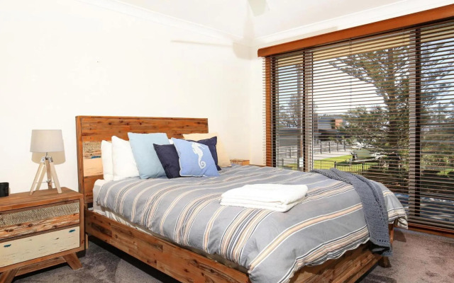 Shores - Pet-Friendly - 1 Min Walk to Beach