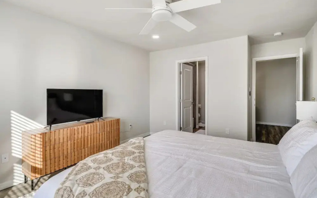 Pets Welcome: Newly Built Abode In Canyon!