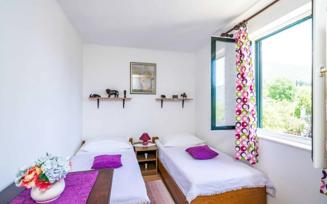 Apartment Laurel Leaf