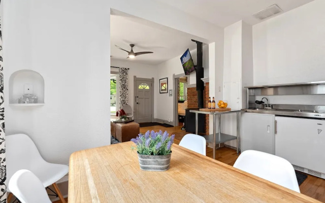 Lola House! Cozy Comfort, Prime Old Town Location