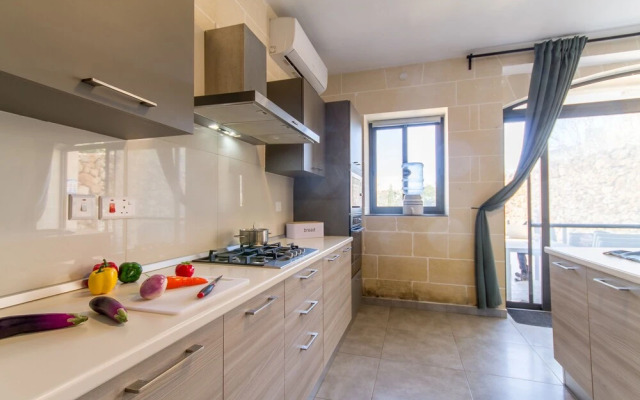 Ta'Siku Gozitan villa + Pool & hot tub