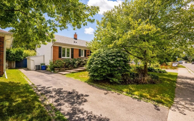 4BR Family Home - w Private Pool and Games Room