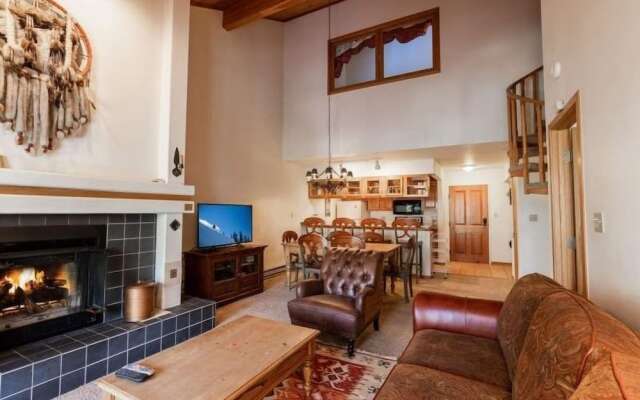 Townsend Place With Largest Outdoor Hot Tub and Ski-in Ski-out Access by Redawning